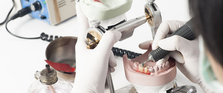 入れ歯専門歯科技工士
